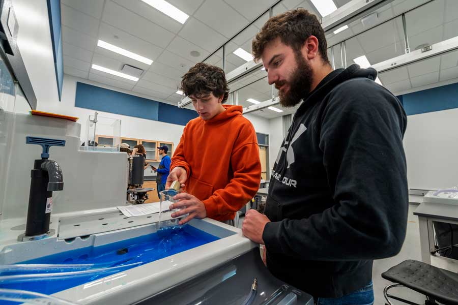 Students working in the new fluid lab