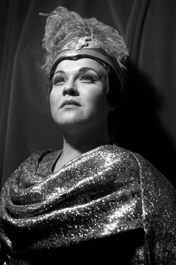 Black and white photo of Marilyn Horne