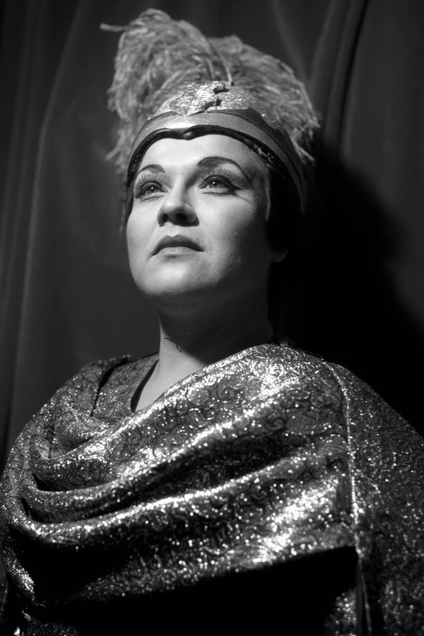 Black and white photo of Marilyn Horne